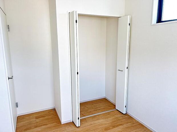 いつでもお部屋をスッキリお使い頂ける収納スペースを設置。