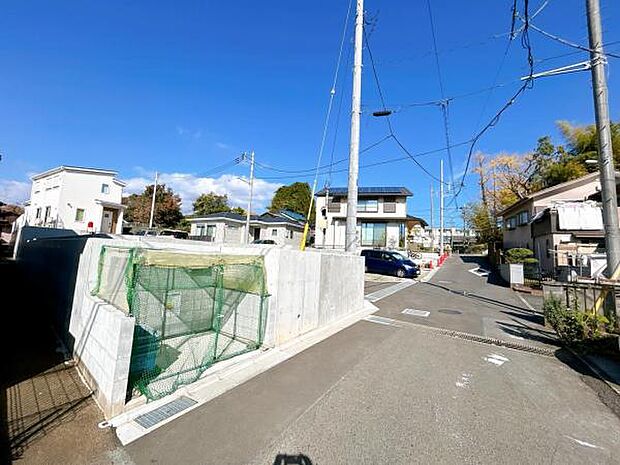 前面道路を含めた現地写真です。