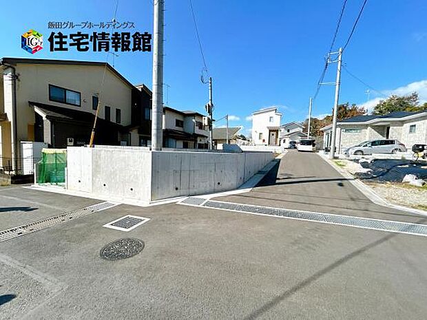 前面道路を含めた現地写真です。ぜひ周辺環境も併せてご覧ください。