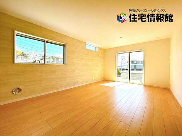 明るい日差しが入る風通しの良いリビングです。