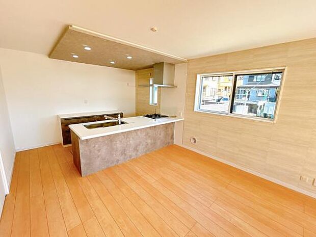 キッチン正面にダイニングセットを配置することで、配膳もスムーズに。調理中も会話を楽しめます。