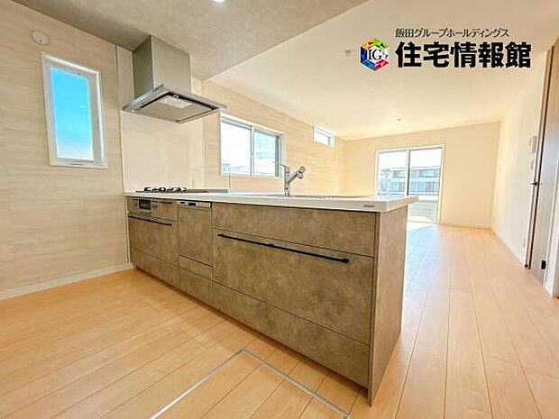 ご家族を見守りながら家事が捗る対面式キッチン。お料理をしながらご家族のサポートも可能です。