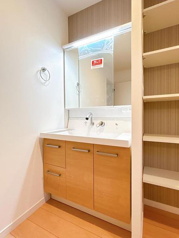 シャワー付き洗面化粧台です。手軽にシャンプーができ、お掃除もしやすいですね。