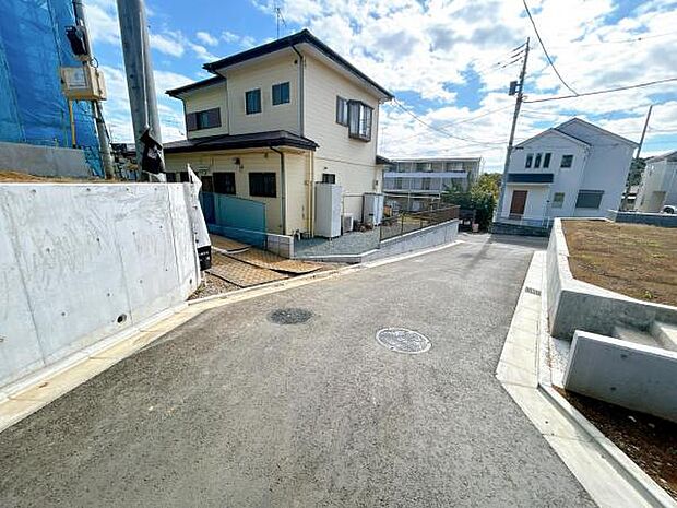 前面道路です。住宅地につき落ち着いた新生活を始められそうです。