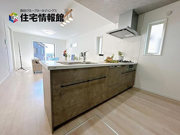 ご家族を見守りながら家事が捗る対面式キッチン。お料理をしながらご家族のサポートも可能です。