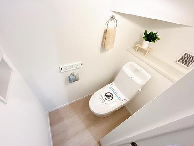 シャワー洗浄機能付のトイレは、清潔感が印象的な空間ですね。