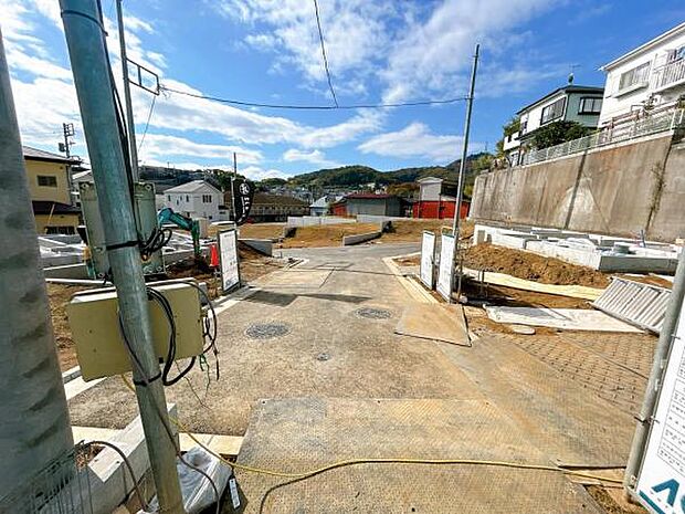 前面道路を含めた現地写真です。