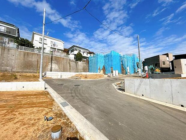 前面道路を含めた現地写真です。