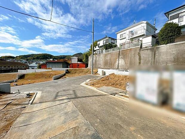 前面道路です。住宅地につき落ち着いた新生活を始められそうです。