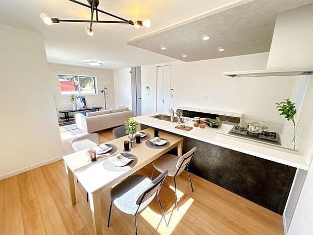 キッチン正面にダイニングセットを配置することで、配膳もスムーズに。調理中も会話を楽しめます。