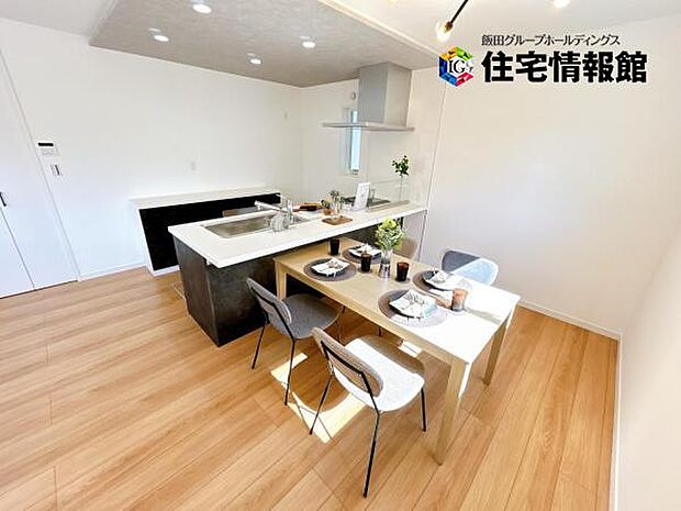 ゆったりとした開放的なダイニングキッチンスペースです。