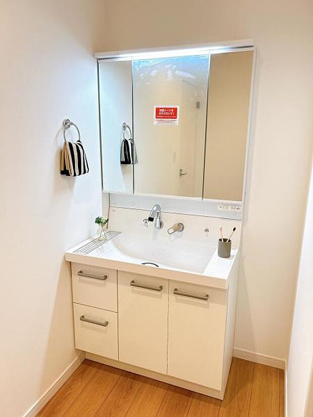 シャワー付き洗面化粧台です。手軽にシャンプーができ、お掃除もしやすいですね。