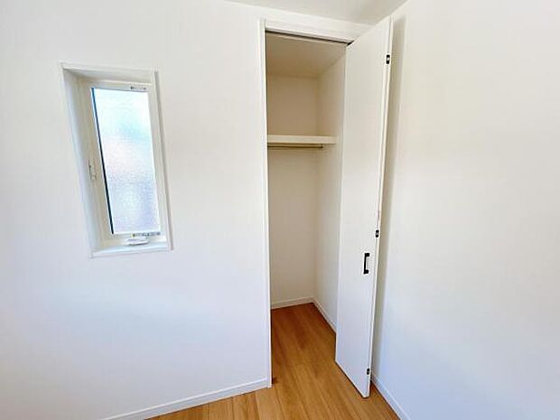 中の物を確認しやすく、取り出しやすい収納スペース。お部屋を広々とお使いいただけます。