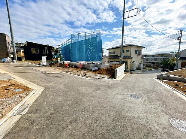 前面道路です。住宅地につき落ち着いた新生活を始められそうです。