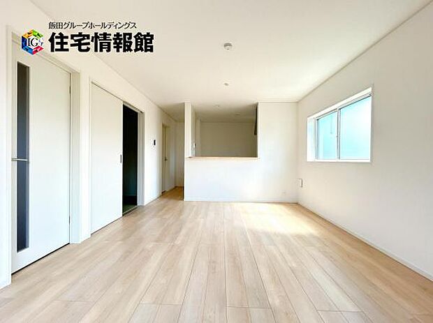 暖かな日差しが差し込むリビングダイニングです。