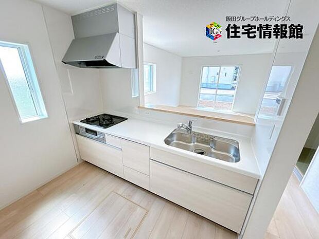 ご家族を見守りながら家事が捗る対面式キッチン。お料理をしながらご家族のサポートも可能です。