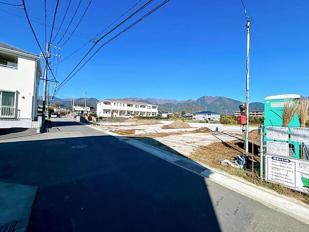 前面道路を含めた現地写真です。ぜひ周辺環境も併せてご覧ください。