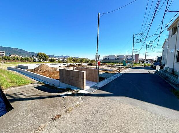 前面道路を含めた現地写真です。