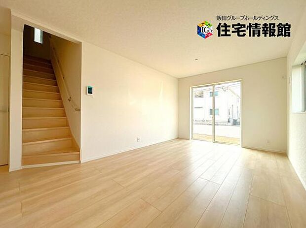 明るい日差しが入る風通しの良いリビングです。