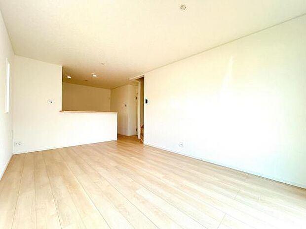 キッチン正面にダイニングセットを配置することで、配膳もスムーズに。調理中も会話を楽しめます。