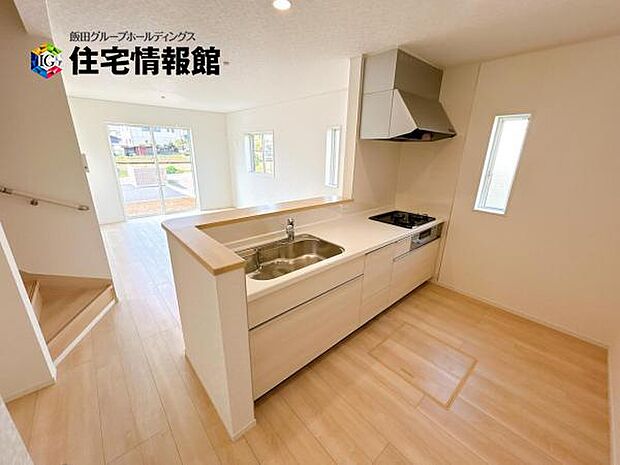 ご家族を見守りながら家事が捗る対面式キッチン。お料理をしながらご家族のサポートも可能です。