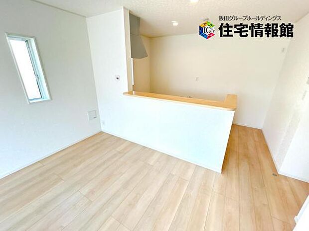 カウンターキッチン越しに会話も楽しめるダイニングキッチン。