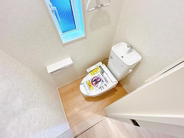 シャワー洗浄機能付のトイレは、清潔感が印象的な空間ですね。