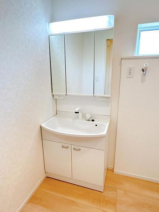 シャワー付き洗面化粧台です。手軽にシャンプーができ、お掃除もしやすいですね。