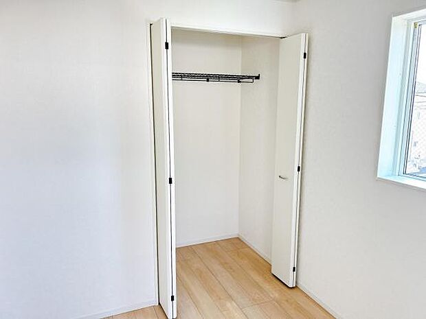 中の物を確認しやすく、取り出しやすい収納スペース。お部屋を広々とお使いいただけます。