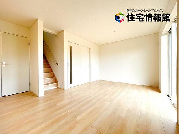 明るい日差しが入る風通しの良いリビングです。