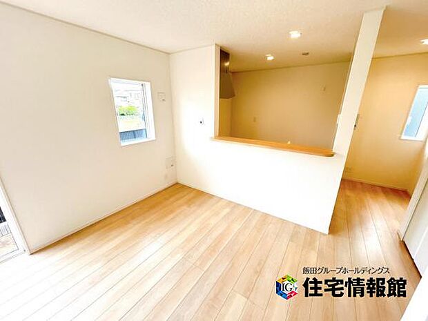 カウンターキッチン越しに会話も楽しめるダイニングキッチン。