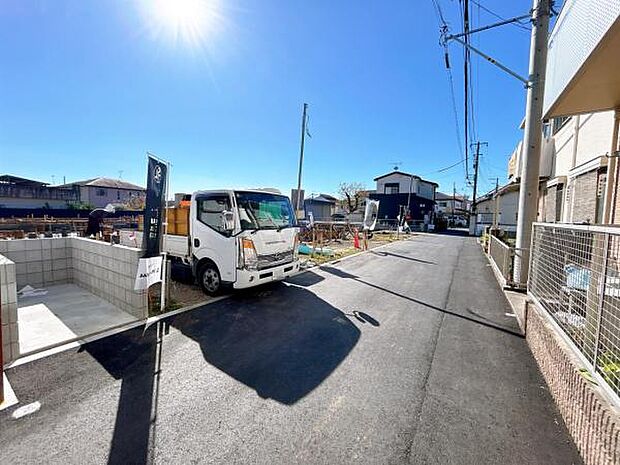 前面道路を含めた現地写真です。