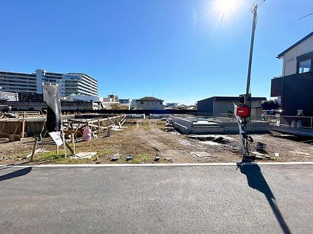 前面道路を含めた現地写真です。