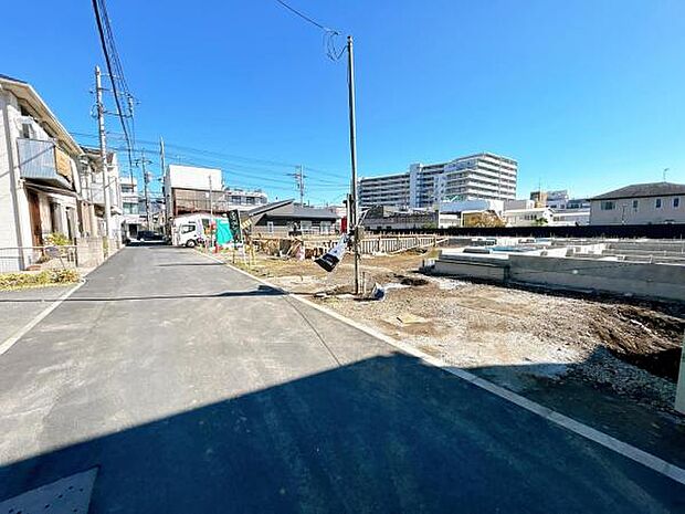 前面道路を含めた現地写真です。