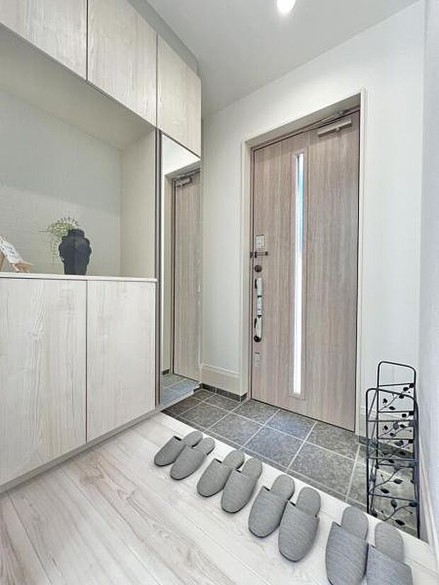 綺麗で明るい玄関でお客様をお迎えいただけます。