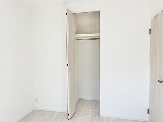 いつでもお部屋をスッキリお使い頂ける収納スペースを設置。