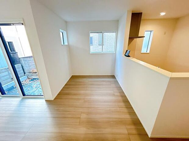 キッチン正面にダイニングセットを配置することで、配膳もスムーズに。調理中も会話を楽しめます。