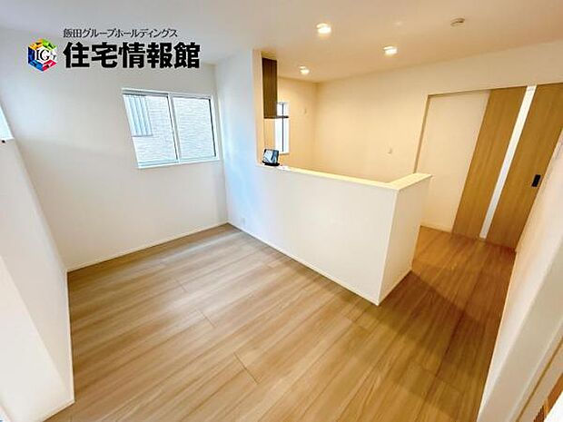 お食事中もキッチンと会話が楽しめるダイニングスペース。