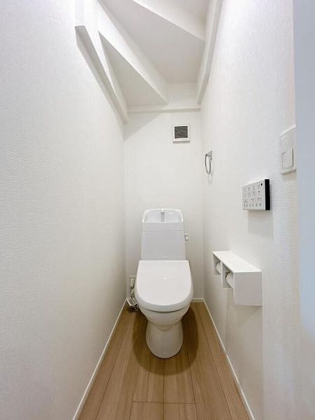 シャワー洗浄機能付のトイレは、清潔感が印象的な空間ですね。