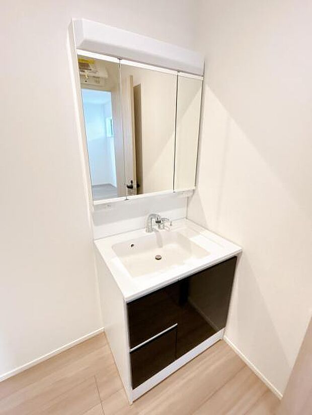 シャワー付き洗面化粧台です。手軽にシャンプーができ、お掃除もしやすいですね。