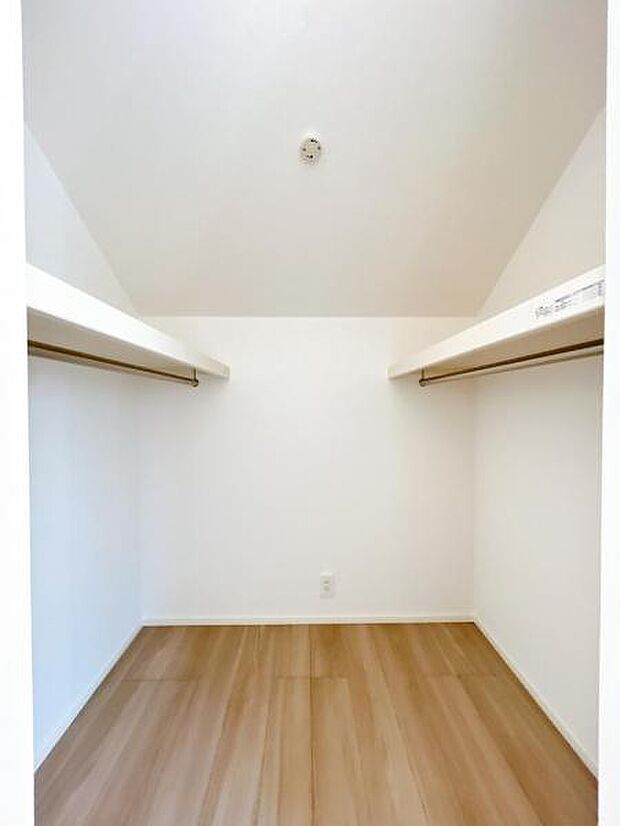 ウォークインクローゼットがあり収納スペースも豊富。季節物もスッキリ片付きそうです。