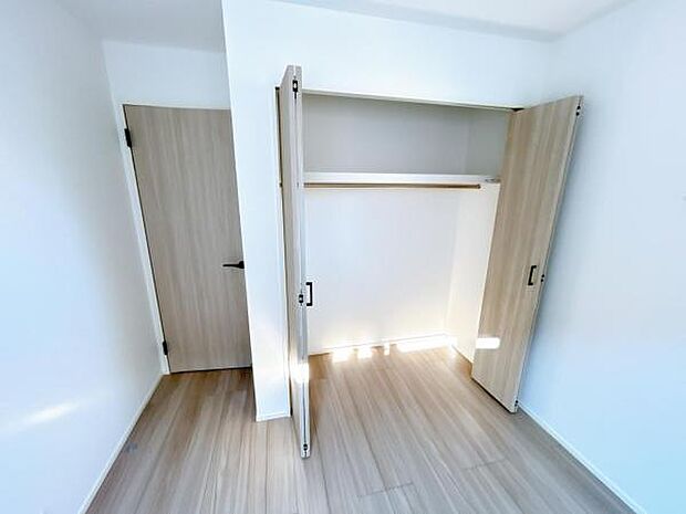 中の物を確認しやすく、取り出しやすい収納スペース。お部屋を広々とお使いいただけます。