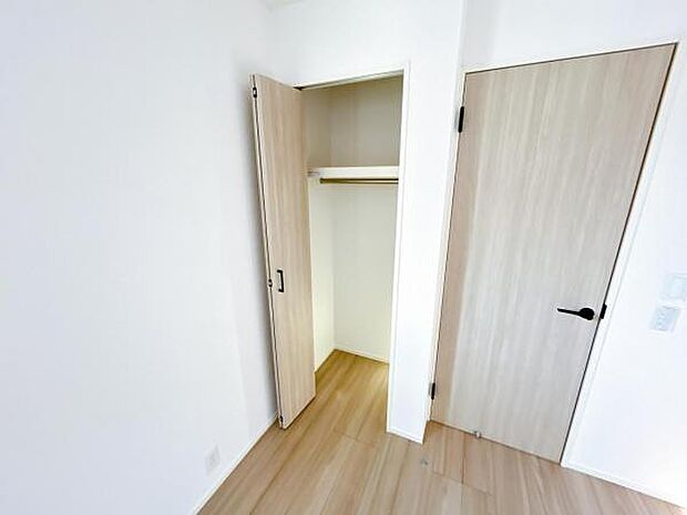 いつでもお部屋をスッキリお使い頂ける収納スペースを設置。