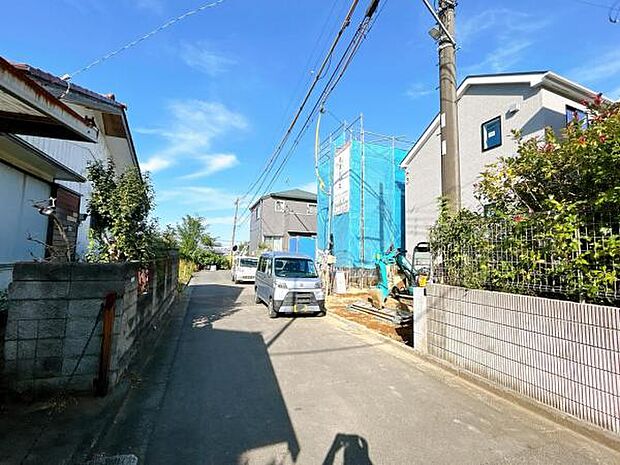 前面道路を含めた現地写真です。