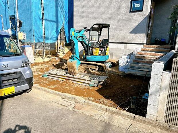 駐車場です。前面道路との高低差も少なく、スムーズに出入りできます。