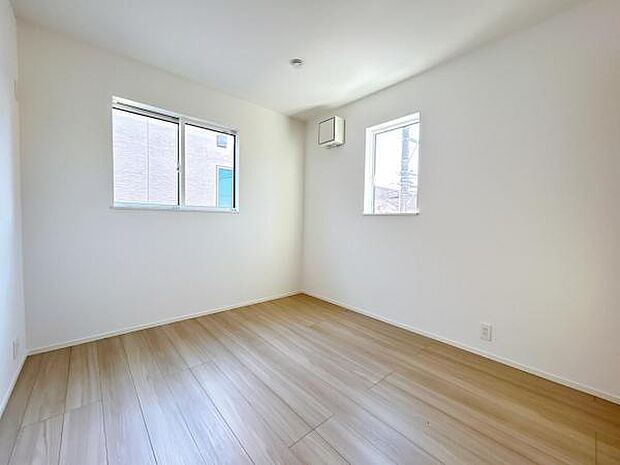 木の温もりが優しいフローリングの収納スペース付き洋室です。