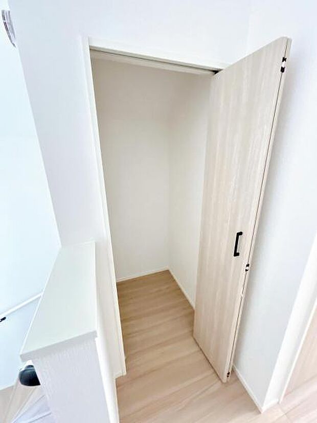 2階ホールにあるクローゼットです、掃除機や消耗品などの収納に役立ちそうですね。
