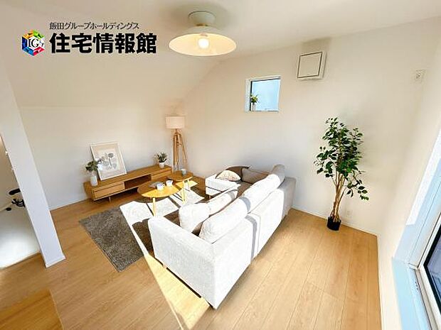 明るい日差しが入る風通しの良いリビングです。