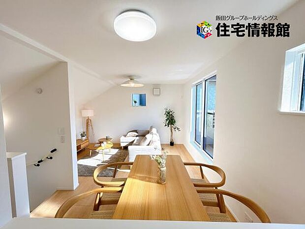 暖かな日差しが差し込むリビングダイニングです。