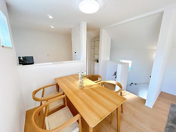 ご家族でゆったり食事が楽しめるダイニングスペースです。